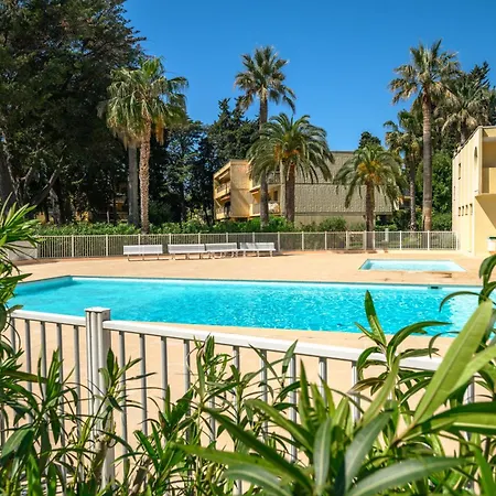 Апарт-отель Les 15 Pins & La - Piscines, A 5min, Climatisation 3*