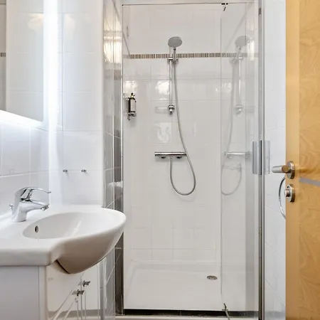 Aparthotel Les 15 Pins & La - Piscines, A 5min, Climatisation 3*
